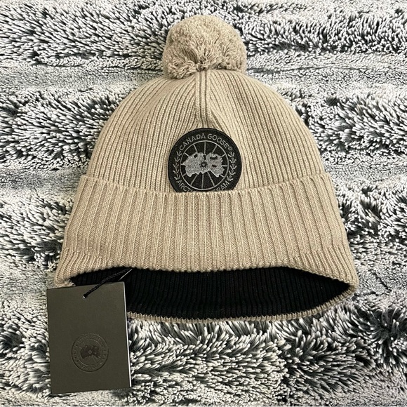 100% AUTHENTIC Canada Goose Tech Toque Coastal Grey Disc Beanie Hat NWT - Picture 1 of 10
